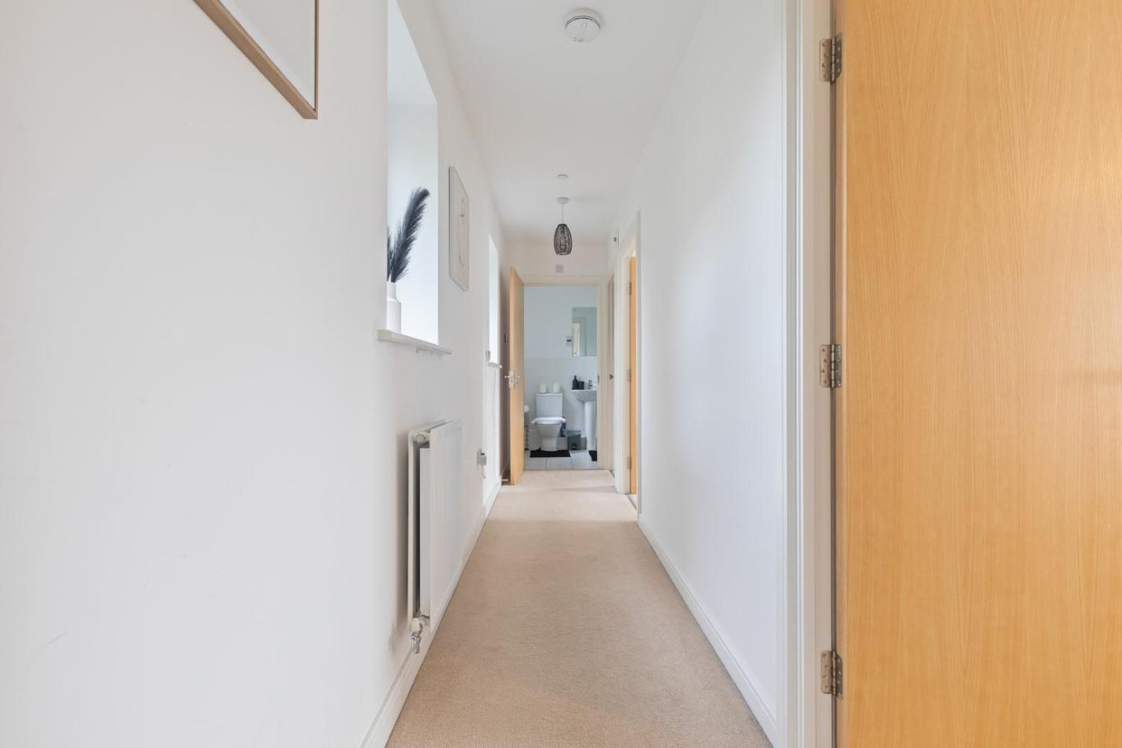 Spacious And Modern 2br Free Parking And Wifi Apartment *