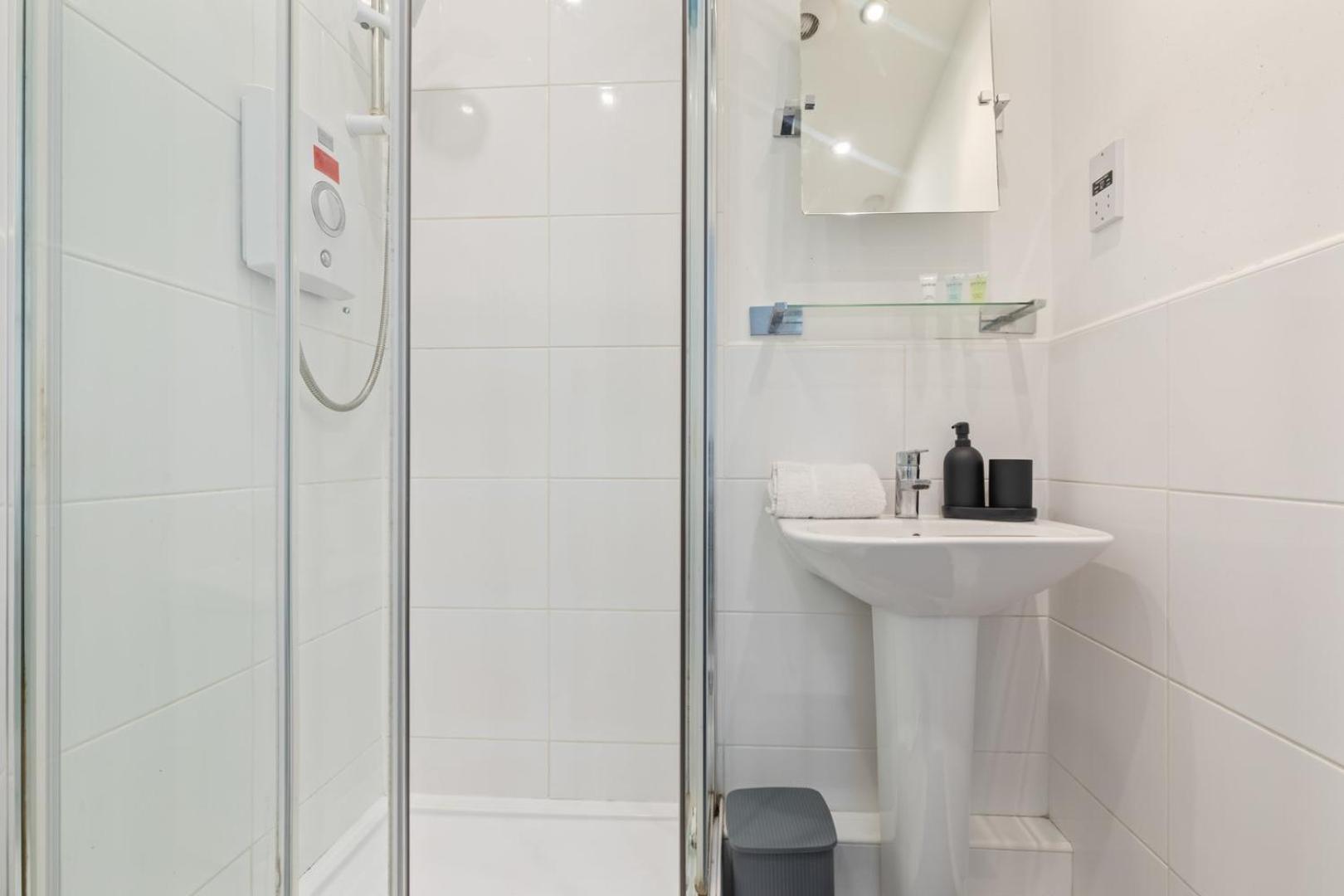 Spacious And Modern 2br Free Parking And Wifi *