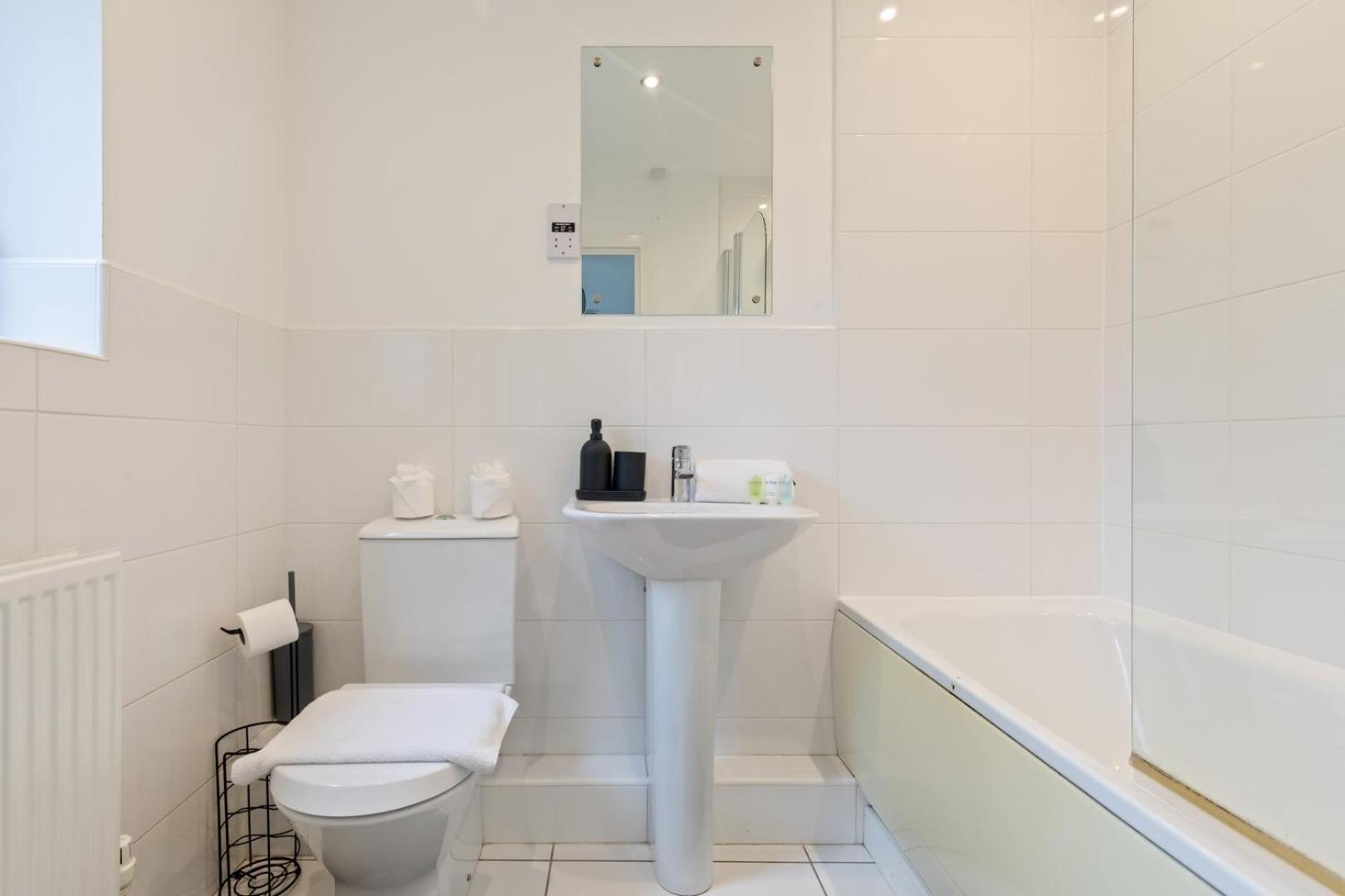 Spacious And Modern 2br Free Parking And Wifi *