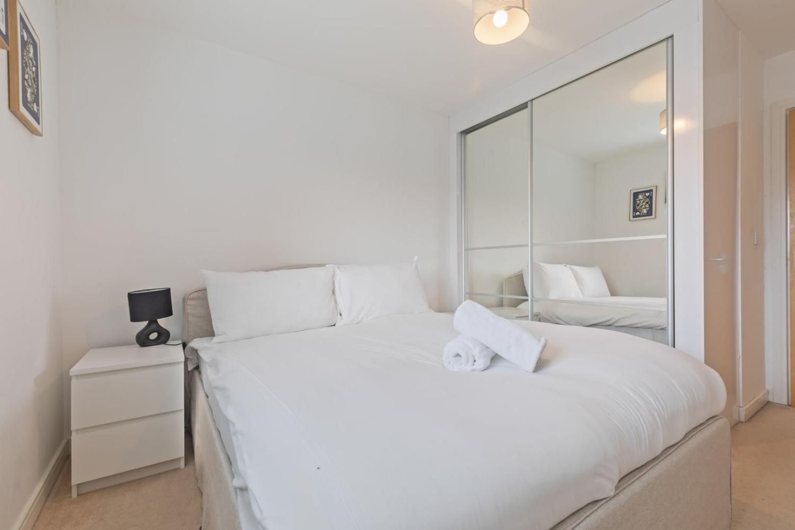 Spacious And Modern 2br Free Parking And Wifi Apartment