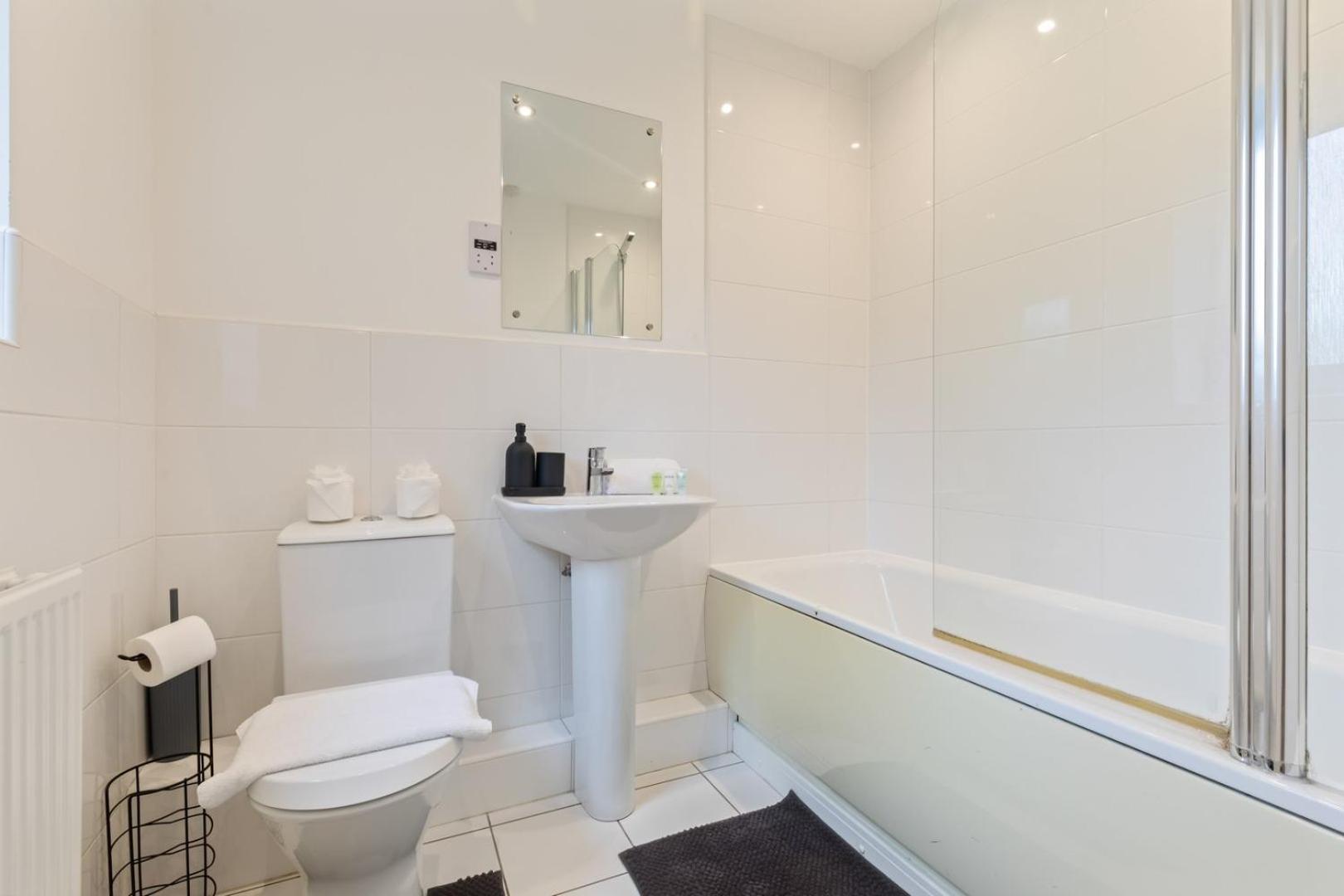 Spacious And Modern 2br Free Parking And Wifi *